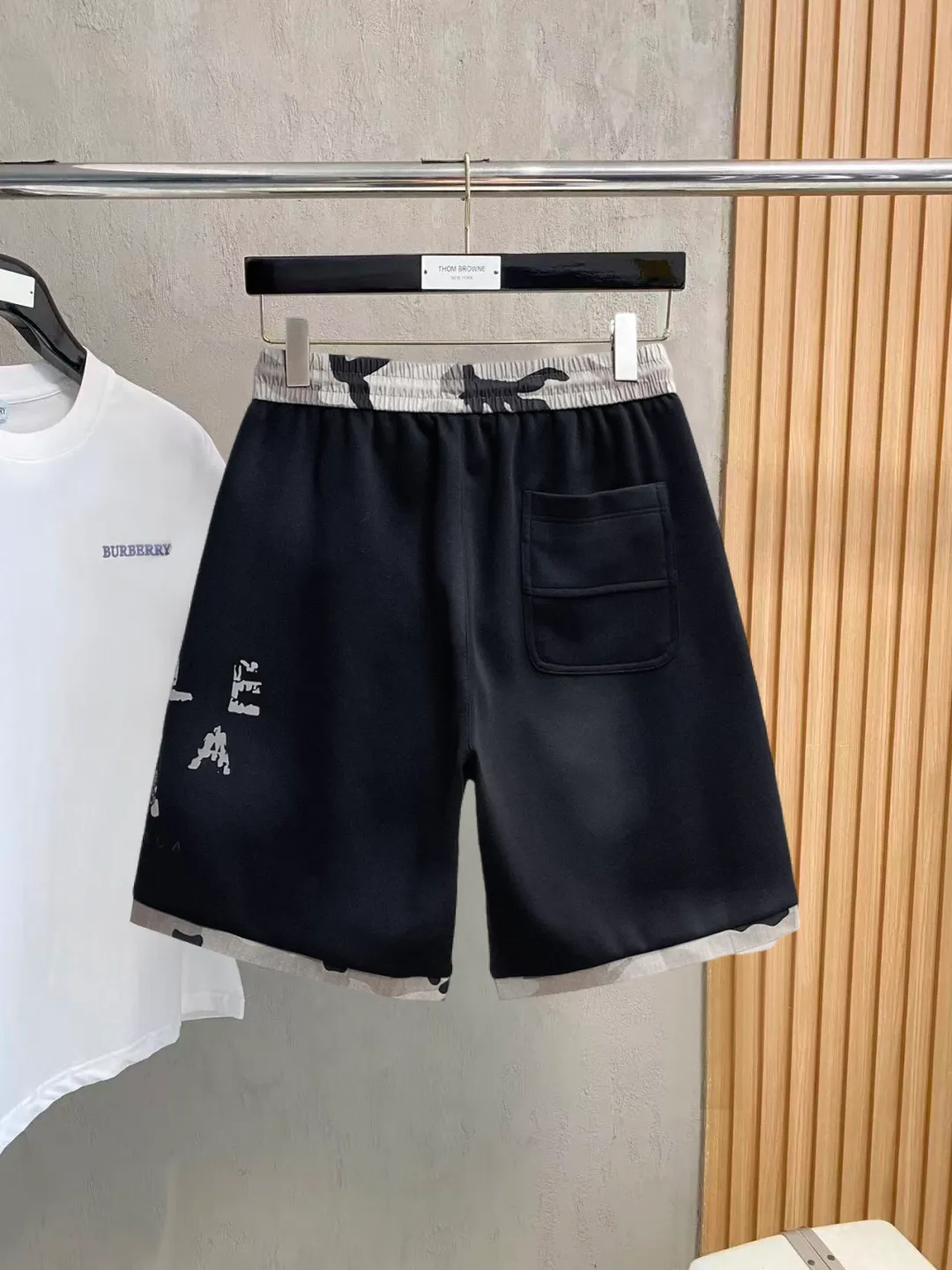 Balenciaga's three-standard complete 2026 summer New Arrival men's casual shorts, advanced custom-made Breathable fabric, Breathable fabric, extremely stretchy and comfortable, impeccable details, top-grade accessories, original logo design concept, delicate and soft feel! The upper body fit is awesome! Size: M-XXXL Please state your height and weight when ordering